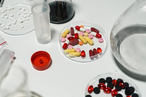 药物稳定性与制剂贮存条件的关联研究